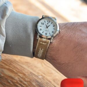 Reloj en cuero crudo
